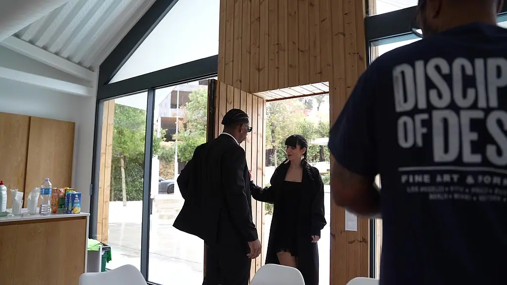 italiana silvia soprano es follada por dos chicos en su casa en la playa bts inedito