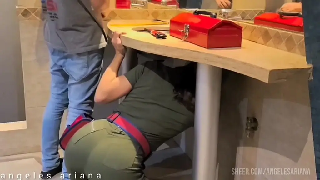llego el plomero me dejo la tuberia mas destruida !.sexo anal latina.