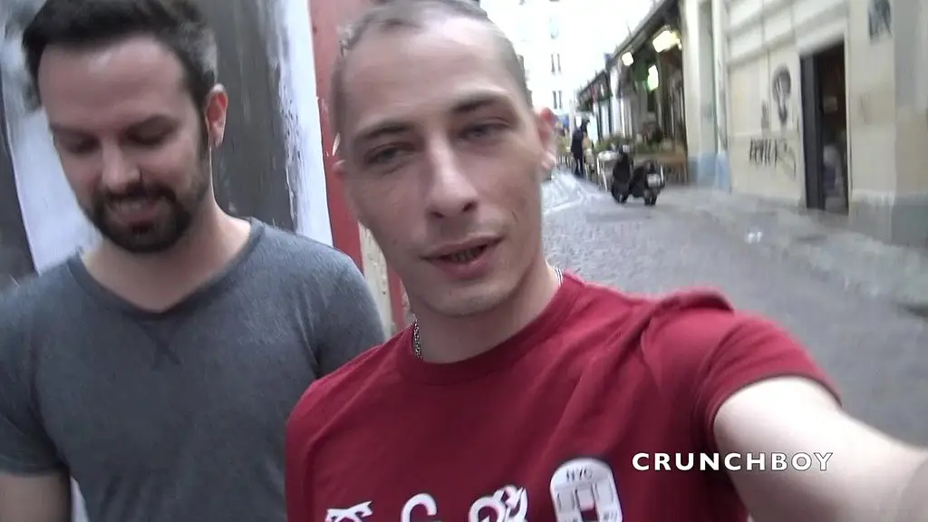 jeune hetero barbu baise un gay