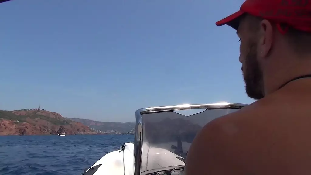 pillonage en d un petit cul serre et immberbe par la bite d un marin b. - спасатель - сцена 4