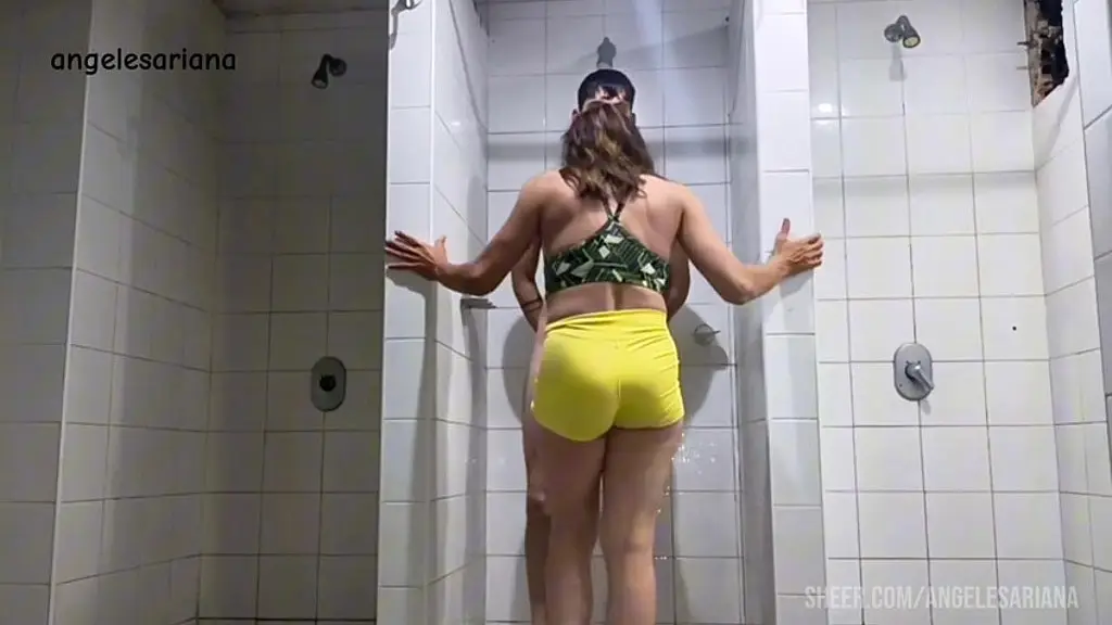 sexo anal en los vestuarios con joven+18 maleducado pero dotado .