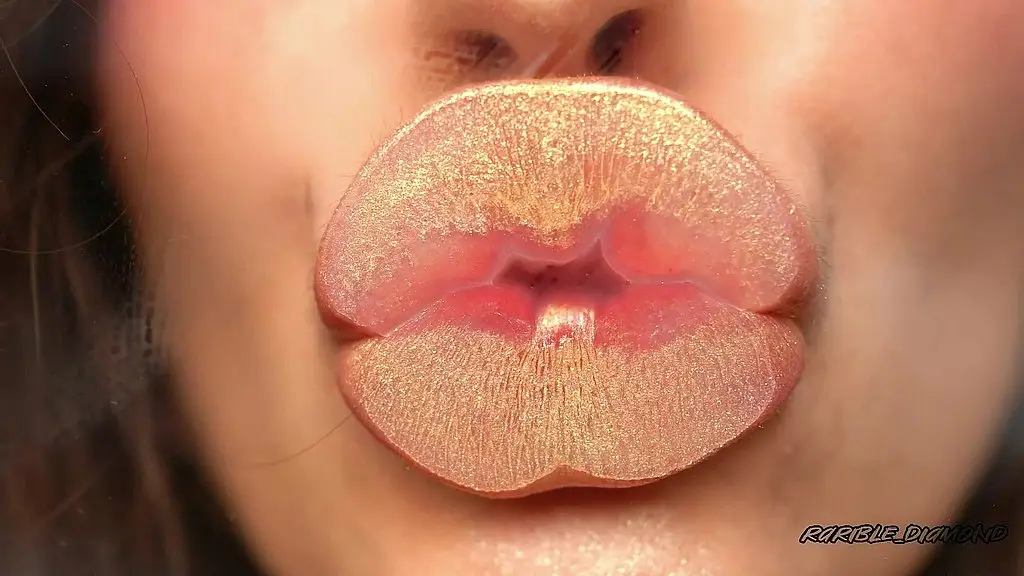 extremely shiny metallic golden kiss close up