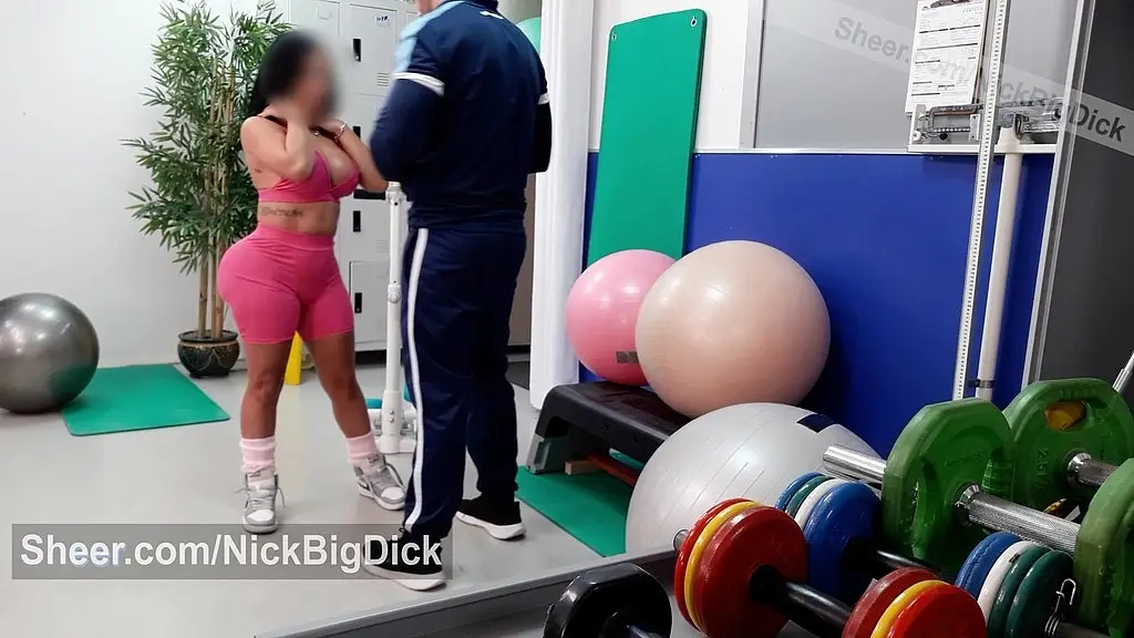 el monitor del gym se folla a su alumna