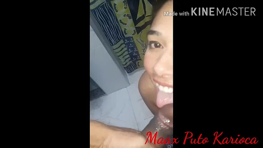peguei a filha da empregada largada no sofa, e depois levei ela pro quarto e fudi ela gostoso.
