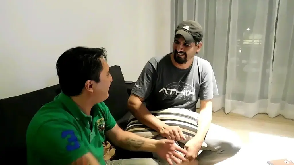 el amigo kirchnerista de mi marido viene para hablar de poner un merendero y terminan cojiendole el culo a la mucama , de bronca me traje un gendarme para cojerme ...