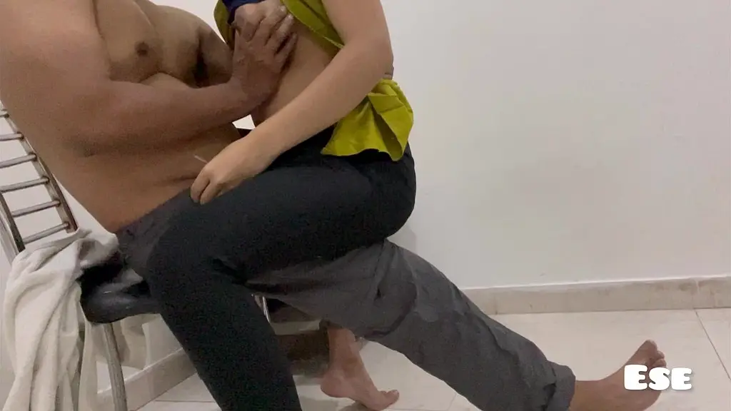 saali ne jija ko dekh liya bina towel ke.. aur phir hui chudai