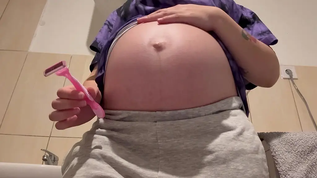 my pregnant stepsister shows how she shaves her pussy hair while pregnant, it s quite difficult to shave like this, but she does it.