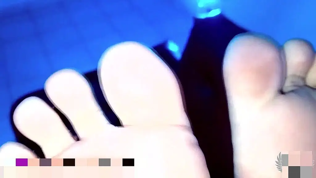 very horny latina housewife bare foot fetish. wet pussy and natural body, total exhibition for the camera