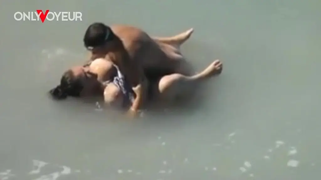 beach voyeur catches guy pounding bbw in ocean waves