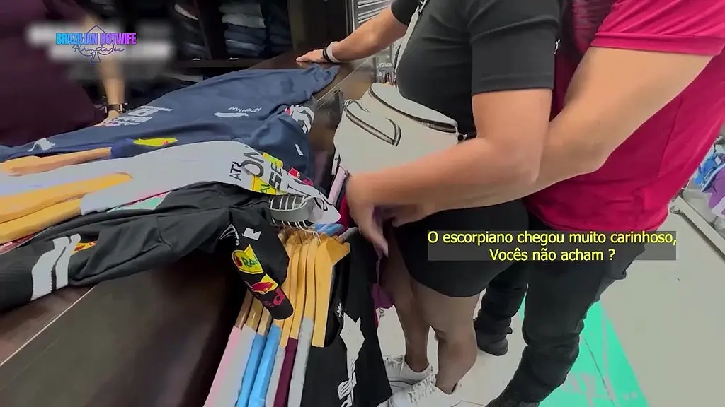 fomos na 25 de marco e o escorpiano ficou esfregando o pau na minha bunda...