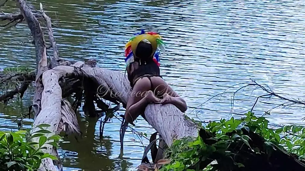 india acha homen branco perdido na floresta india,india quer sexo selvagem antes de ajuda-lo india quer dar o cuzinho e levar gozada dentro