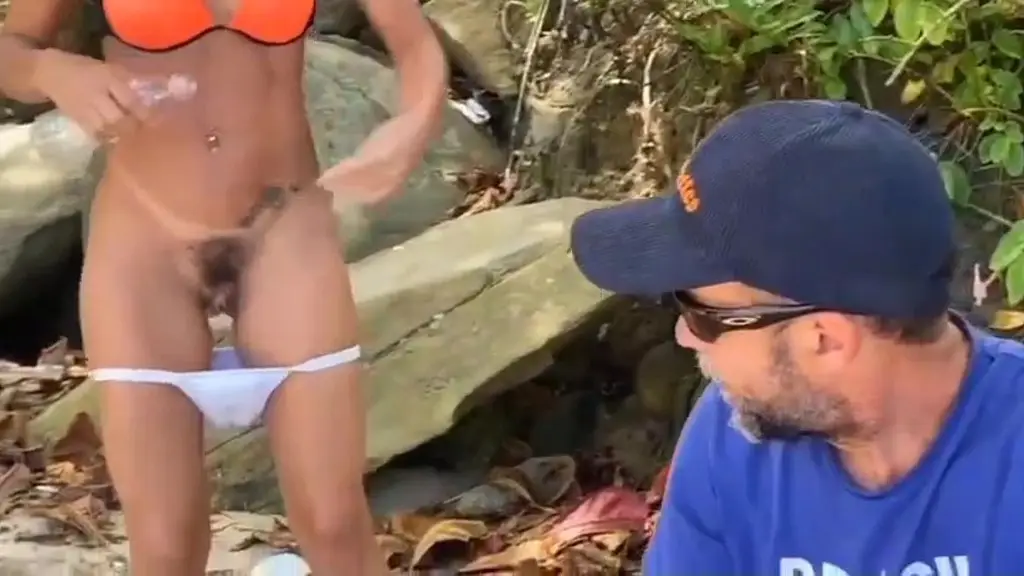 ruiva faz uma festinha na praia deserta e termina no seu apto com.uma suruba