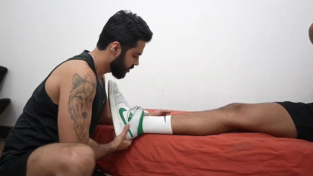 esfregando a sola dos pes na cara do submisso