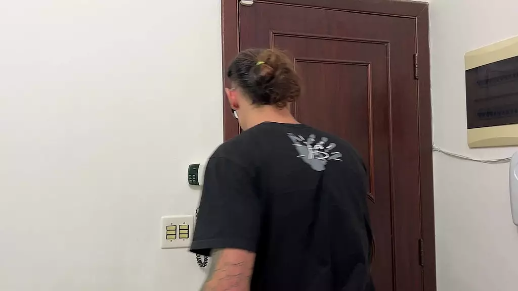 друг моего парня наполнил мою киску спермой, и он увидел