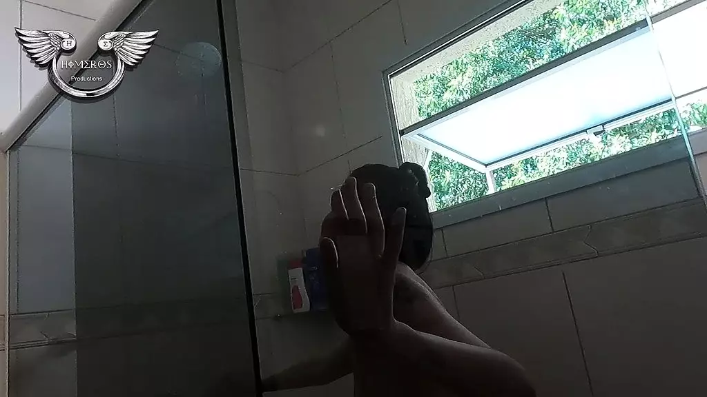 morena de bunda grande tomando banho e ensaboando a buceta