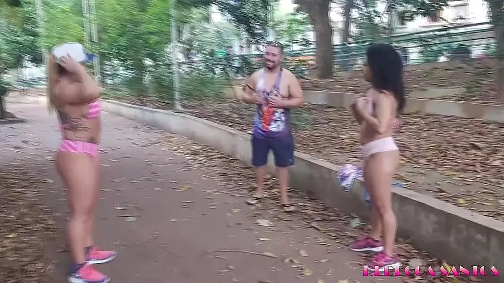 personal trainer queria mostrar um treino diferente pra mim e pra minha amiga