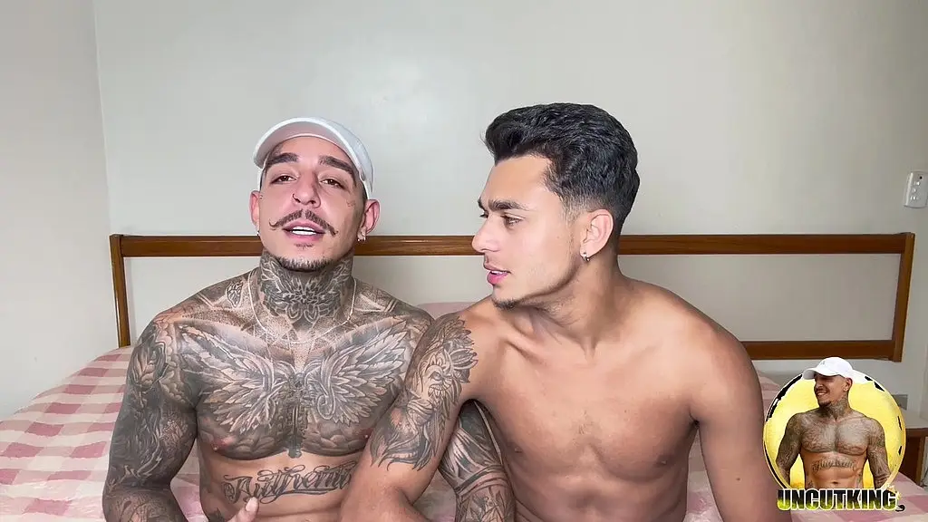 macho tatuado fodendo branquinho