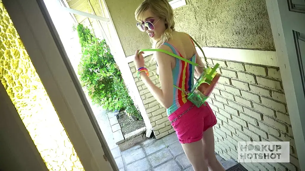 beauty mackenzie moss takes a risky step into a bold hookup!
