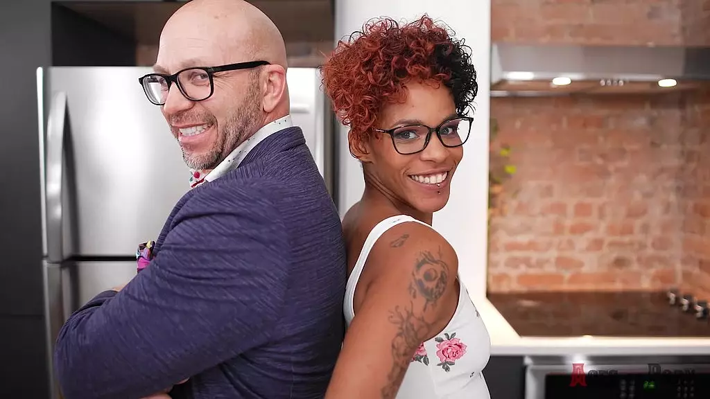 асы порно - чернокожая богиня с маленькими сиськами страстно наполняет ее киску незнакомцем