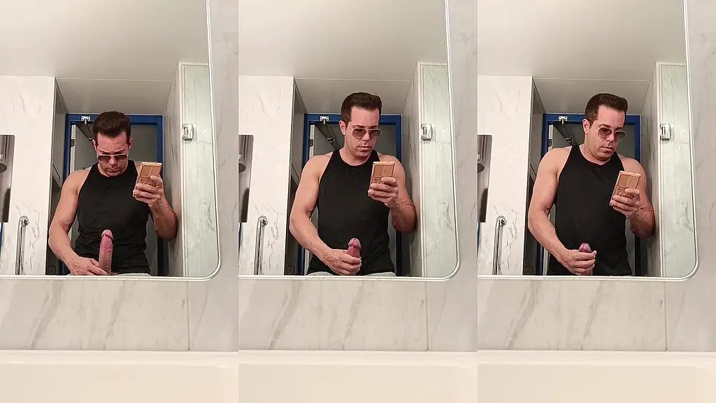 me escondo en el bano y... vaya paja !! i hide in the bathroom and... what a jerk off !!