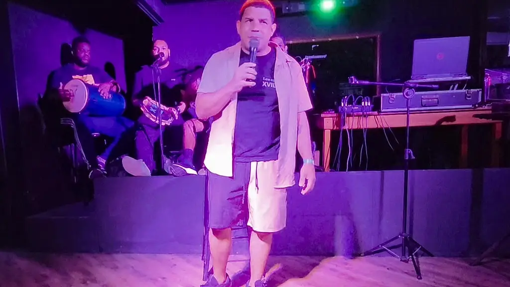aquele pagode arretado com muito samba,suor e sacanagem.