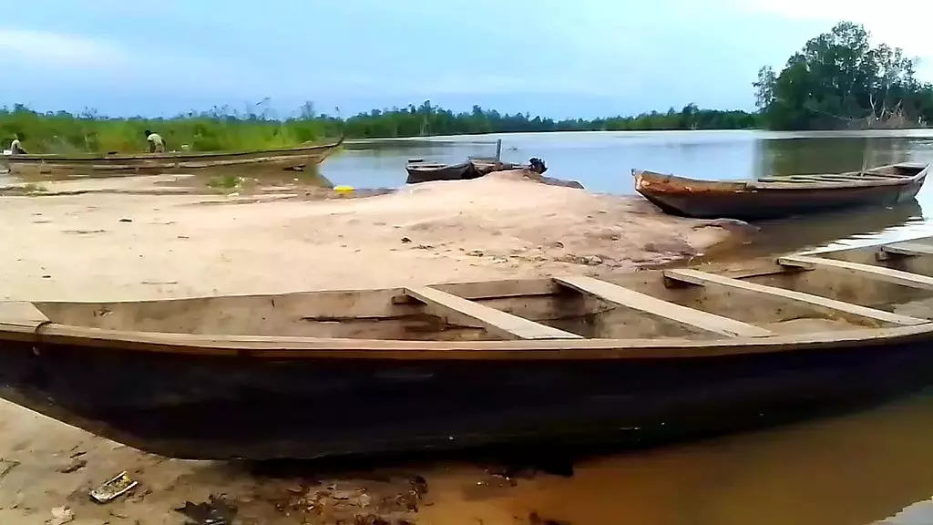 я трахаю свою жену, лучшего друга, кожу к коже на пляже