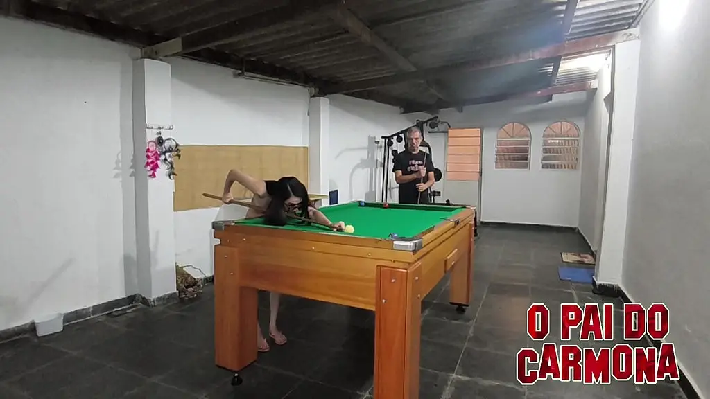 deixando a magrinha delicia peladinha no jogo