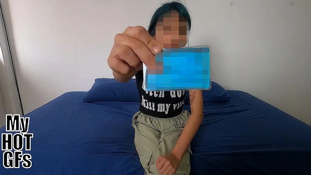 hermosa jovencita de cabello azul pasa casting porno.