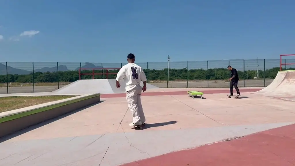 ajudei o skatista que se machucou na pista. levei pra casa e ele me deu o cuzinho pra agradecer