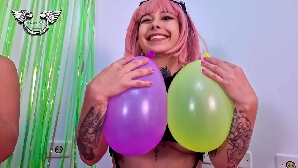 играем с воздушными шарами с друзьями