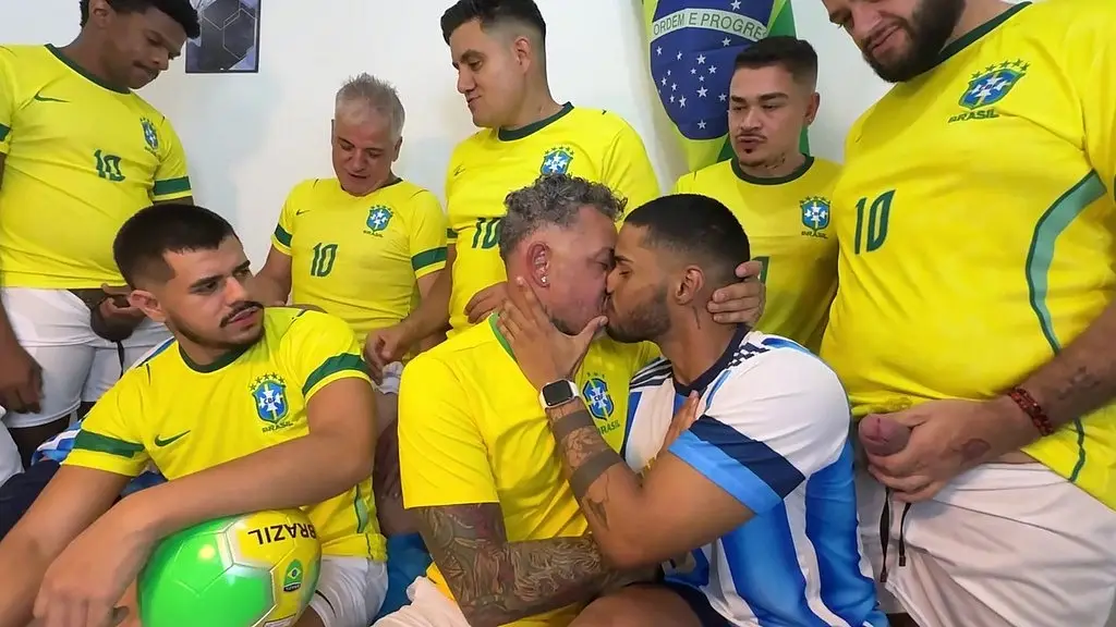 yuri gaucho - surucopa - gangbang no ritmo da copa - jogadores dotados entrando com bola e tudo!