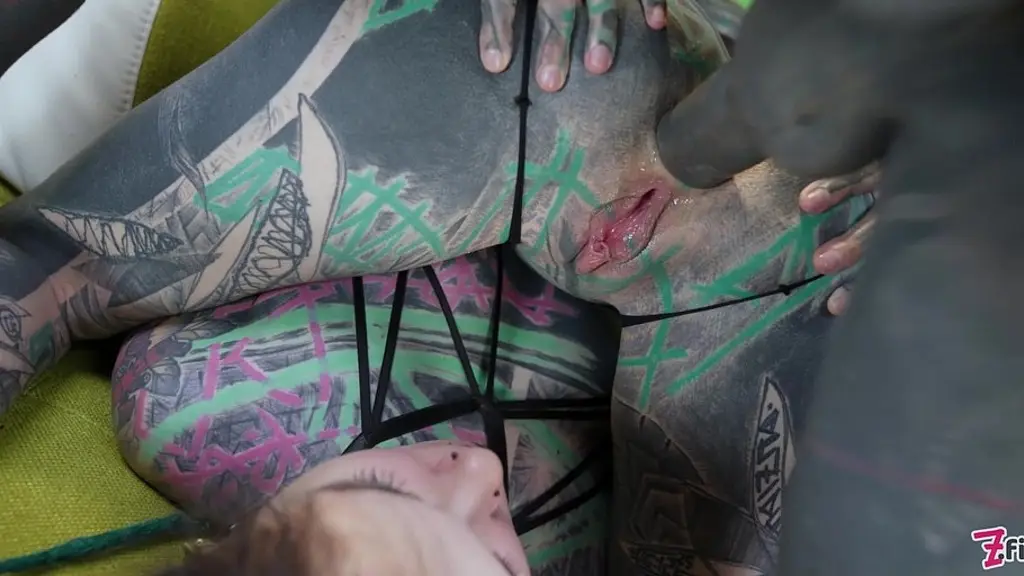 tattoo threesome girls gape asses for tattooed dick
