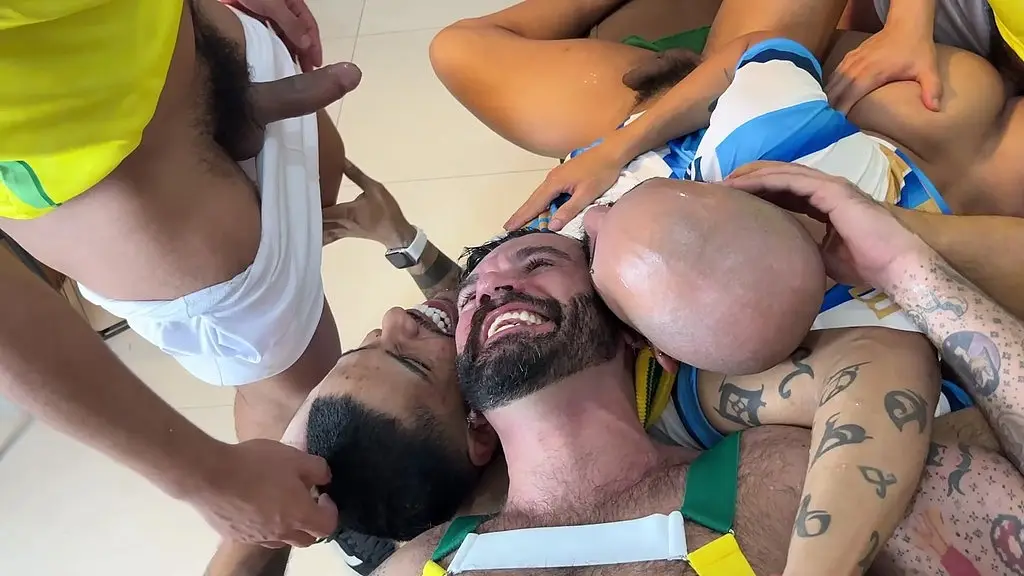 yuri gaucho - gangbang com jogadores dotados fodendo no vestiario da copa - surucopa