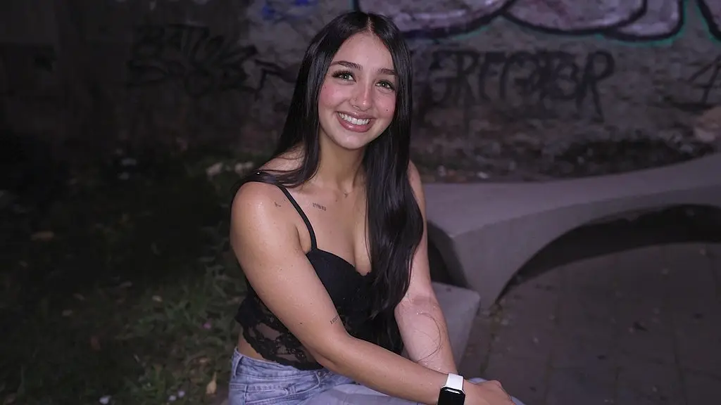 pov - strolling the streets to find cute girls
