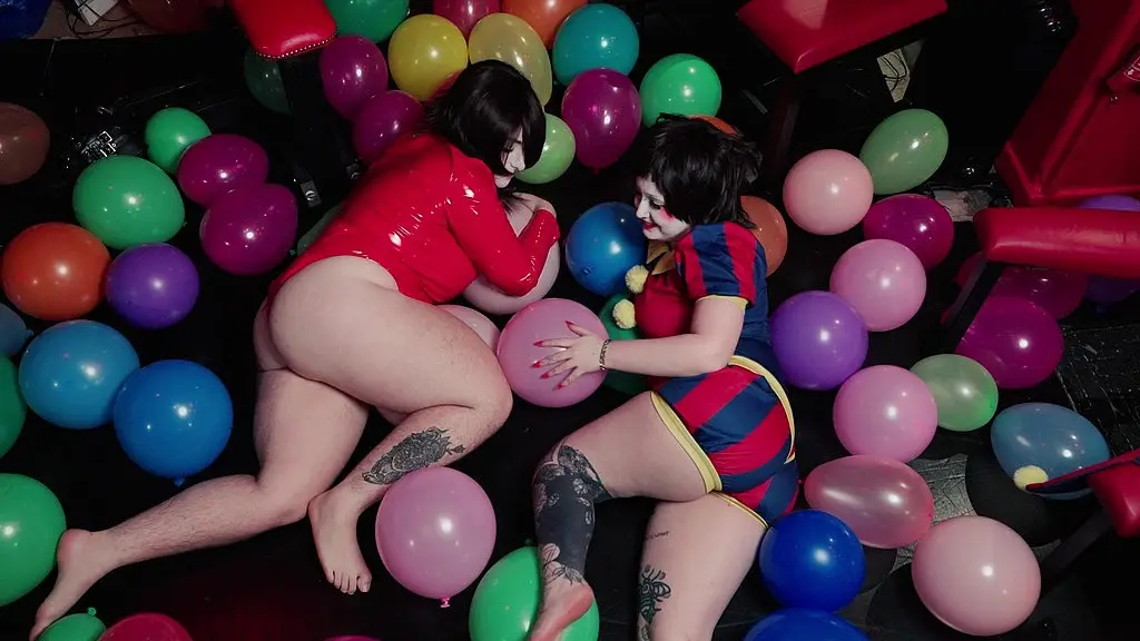 double pomni ballooon popping
