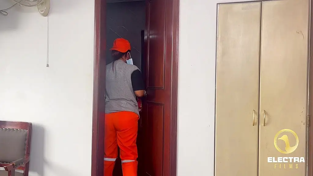 se levanta una trabajadora cholona de limpieza, lima-peru