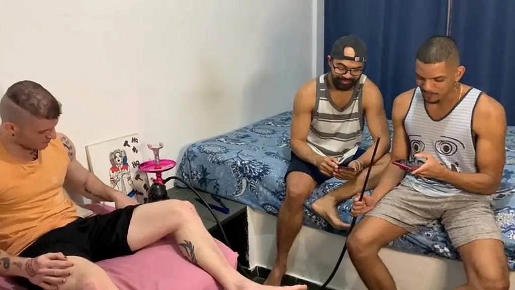 minha mulher saiu chamei dois amigos ativos e no final rolou uma brotheragem entre os 3