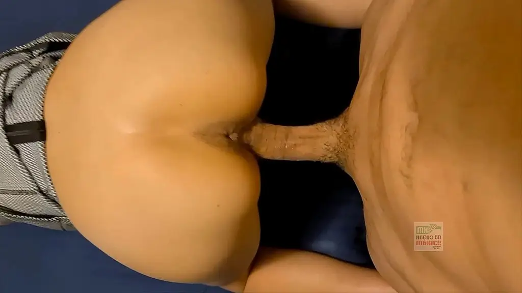 como yo le pago su escuelita entonces la visto y trato como quiero, yo lo llamo servicio becario. y ella le encanta si no, no sacaria esa crema