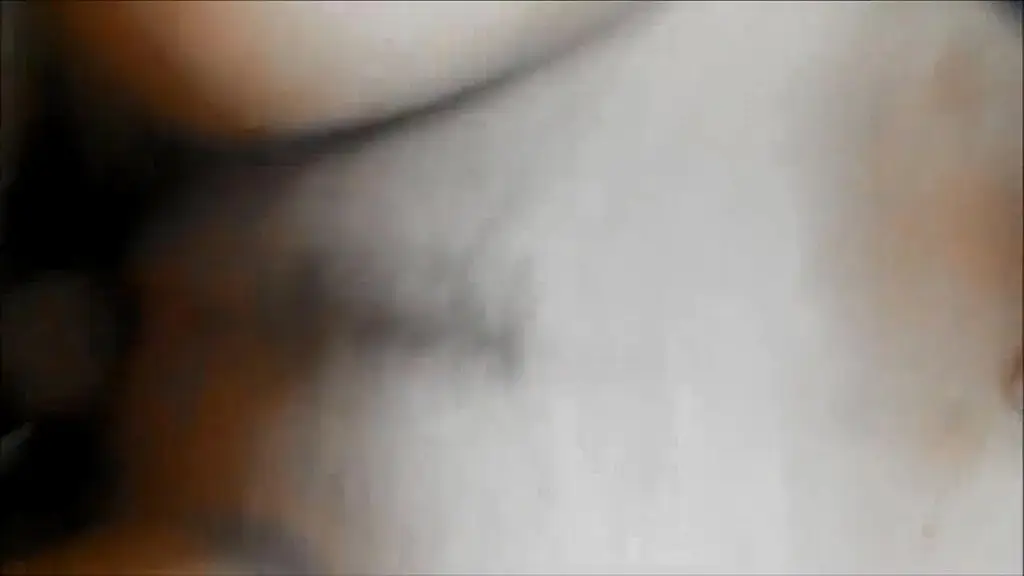 dulce de 18 mamando polla grande en el sillon se calienta tanto que se deja follar sin condon y le hago un creampie full video