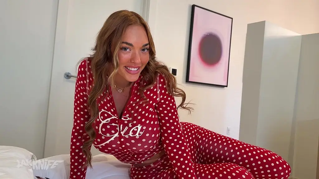 big titty australian babe needs help with rent money - alanna pow