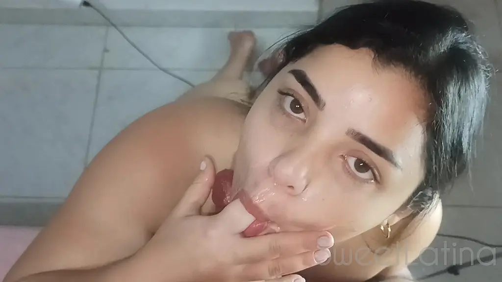 hermosa con un culo enorme me hace rimjob y luego me pide que la folle y la trate como una perra hasta que le de mi corrida en su cara