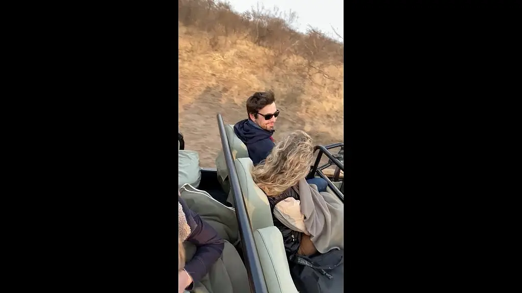 je lui suce la bite en plein safari, il jouit dans ma bouche et j avale tout