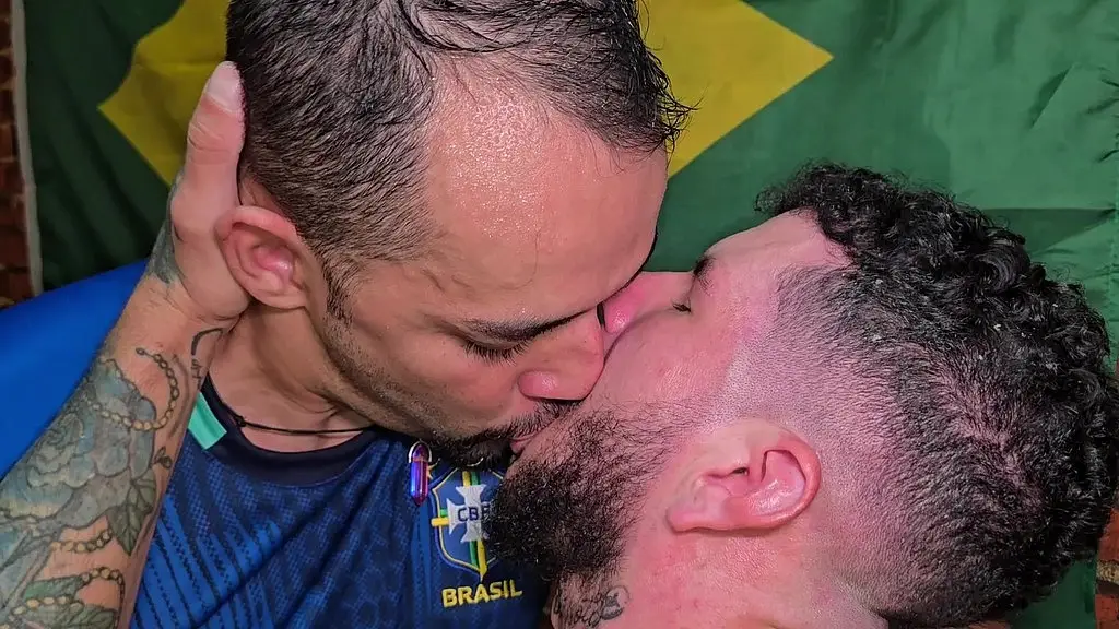 trepando com os colegas durante transmissao do jogo de futebol da selecao brasileira. - 04
