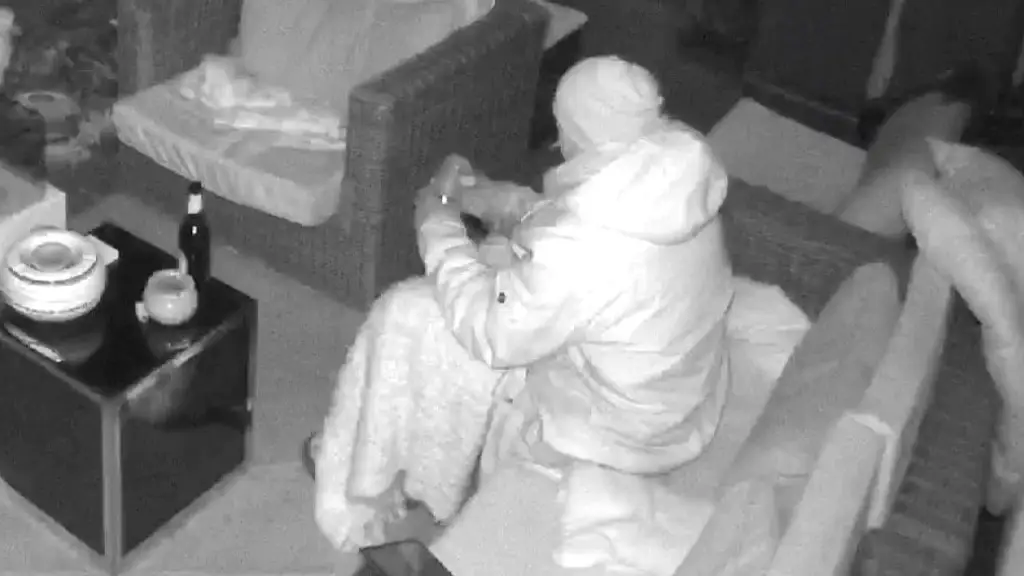 spy-cam eingezoomed: bi-kerl m4rkus77 wichst mit masturbator auf der terrasse