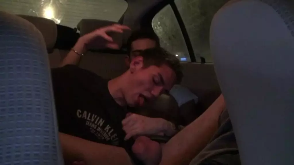 Эмоли трахается на улице с Максом