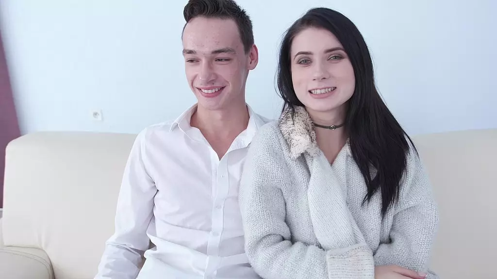 сексуальная домохозяйка Николь Блэк жаждет члена, зияющего в заднице dtw3402