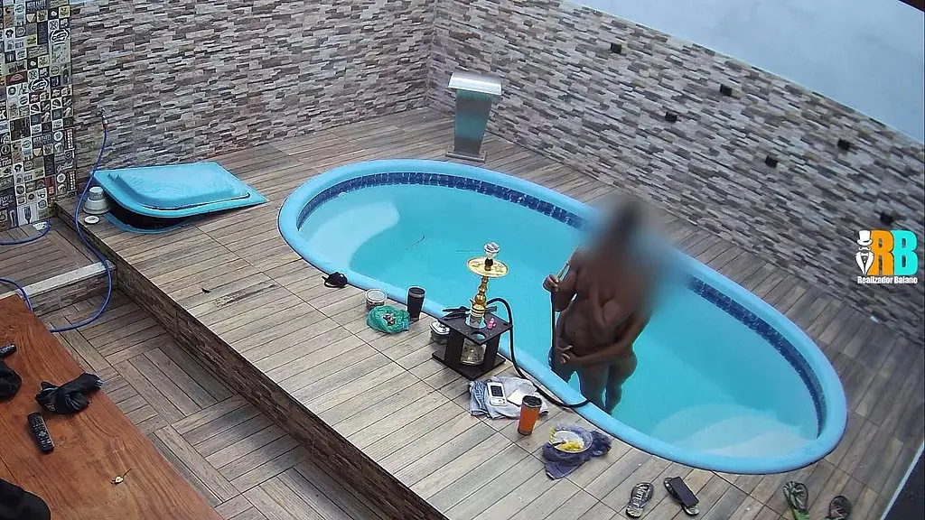 corno grava hotwife safada fodendo na piscina com o amante realizador baiano assistindo jogo da copa do mundo. caiu na net