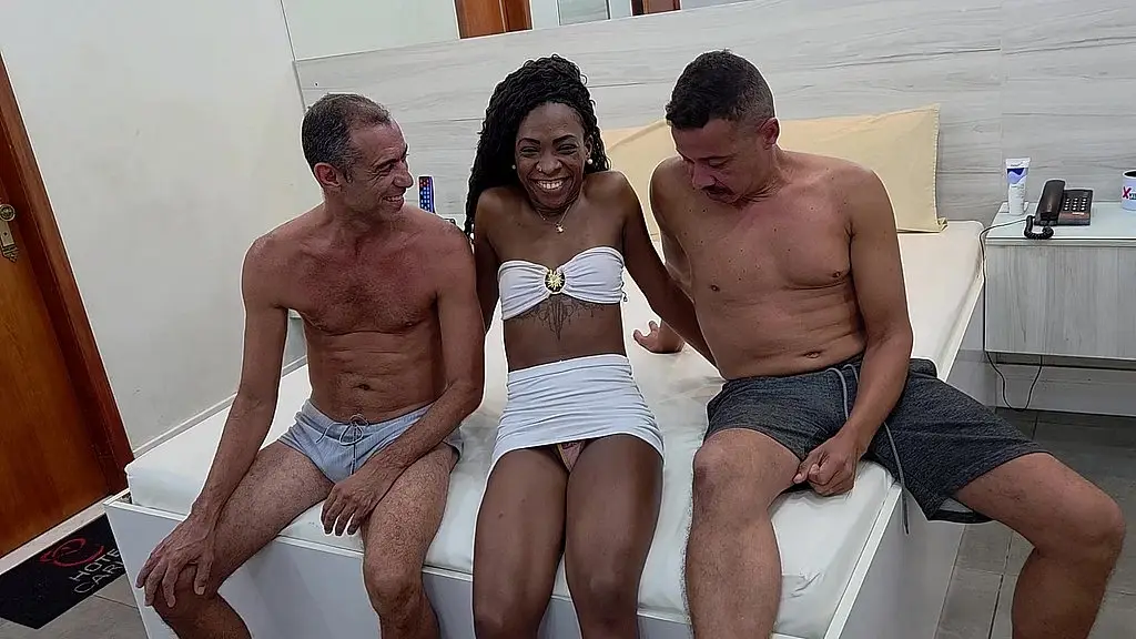 a safada yasmin olivera deu cu na pele na putaria com dois machos no motel e acabou toda gozada