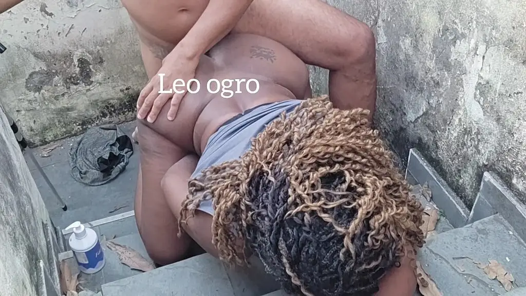 comendo cu da minha vizinha na escada.