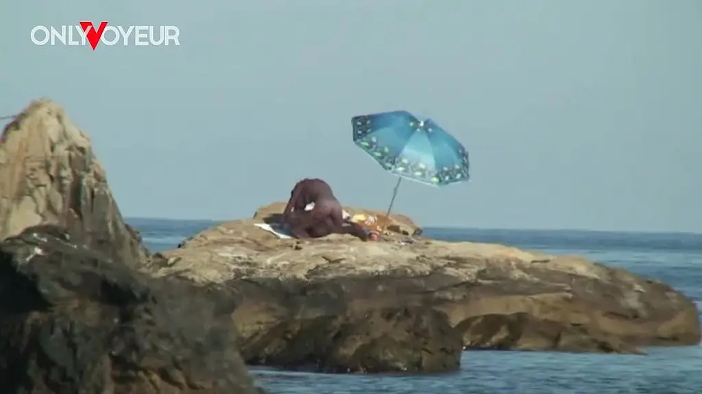 beach photo shoot goes wild as nude milf gets smashed under the burning sun